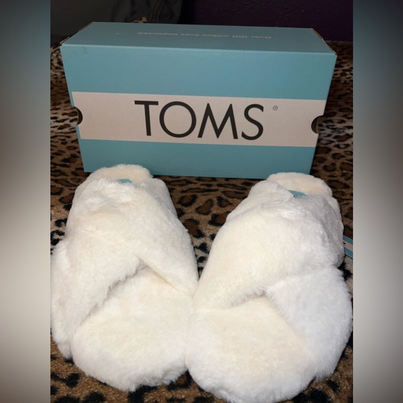 TOMS Slippers - Picture 2 of 3